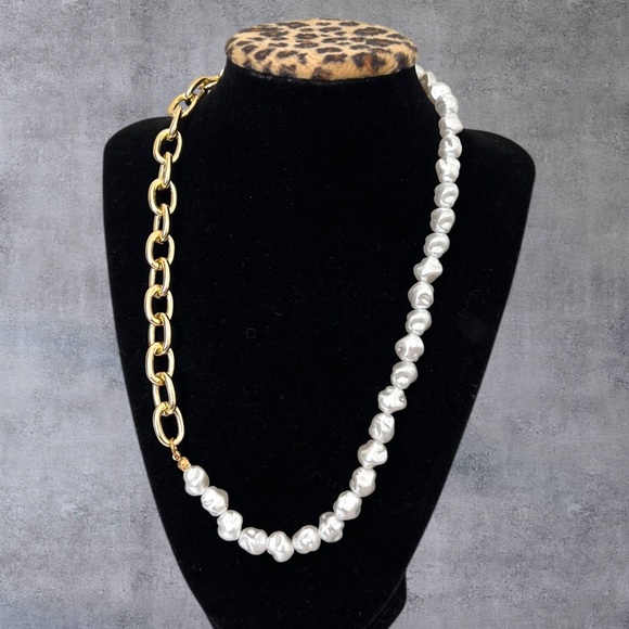 Faux pearls & Gold plated chunky necklace with a square charm - Picture 4 of 6